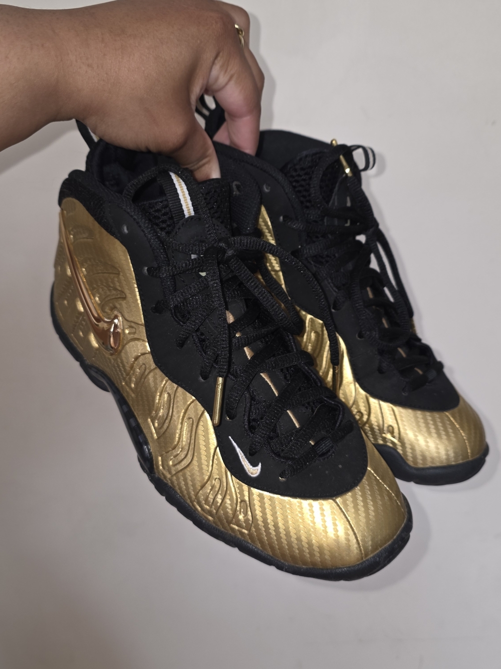 ☆Nike Metallic Gold and Black Foamposite Sneakers 6y☆ - Picture 2 of 6